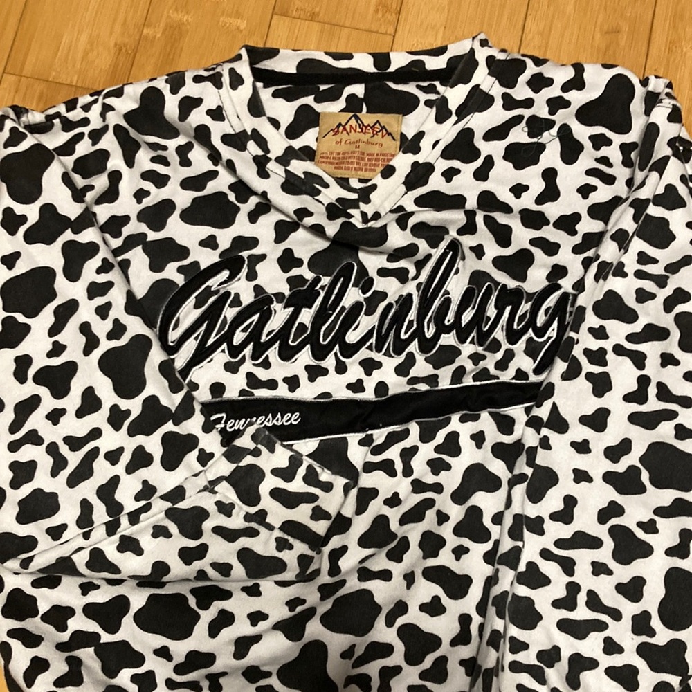 Women’s medium V-neck sweatshirt cow print.
